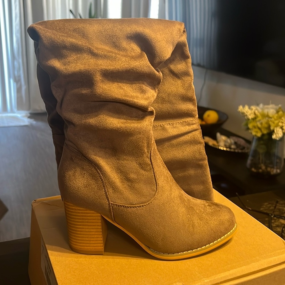Woman’s, size 7, knee high boot!